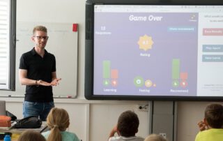 Bild eines Lehrers vor einer Klasse